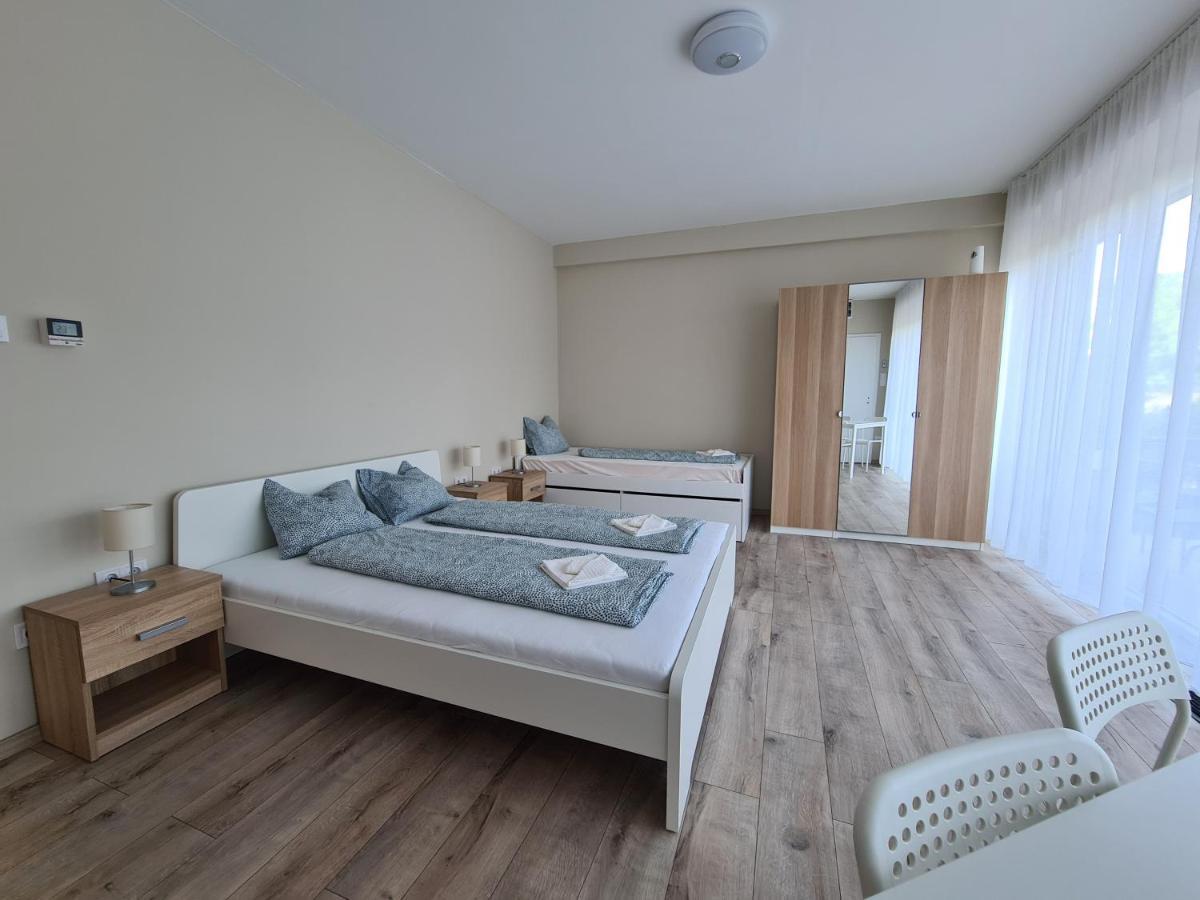 Öt Fenyő Apartmanház Siófok Esterno foto