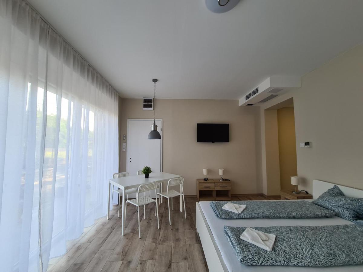 Öt Fenyő Apartmanház Siófok Esterno foto