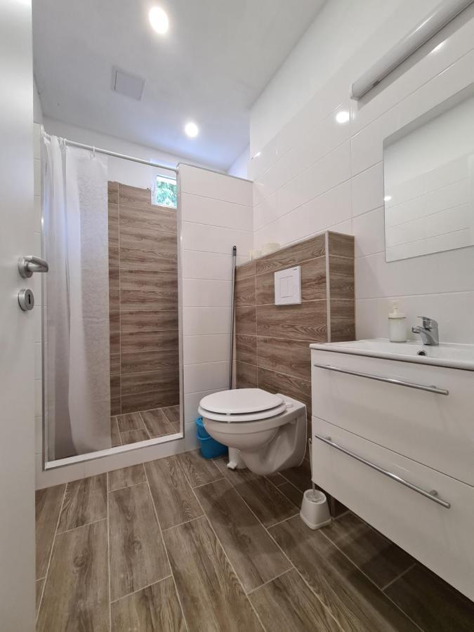 Öt Fenyő Apartmanház Siófok Esterno foto