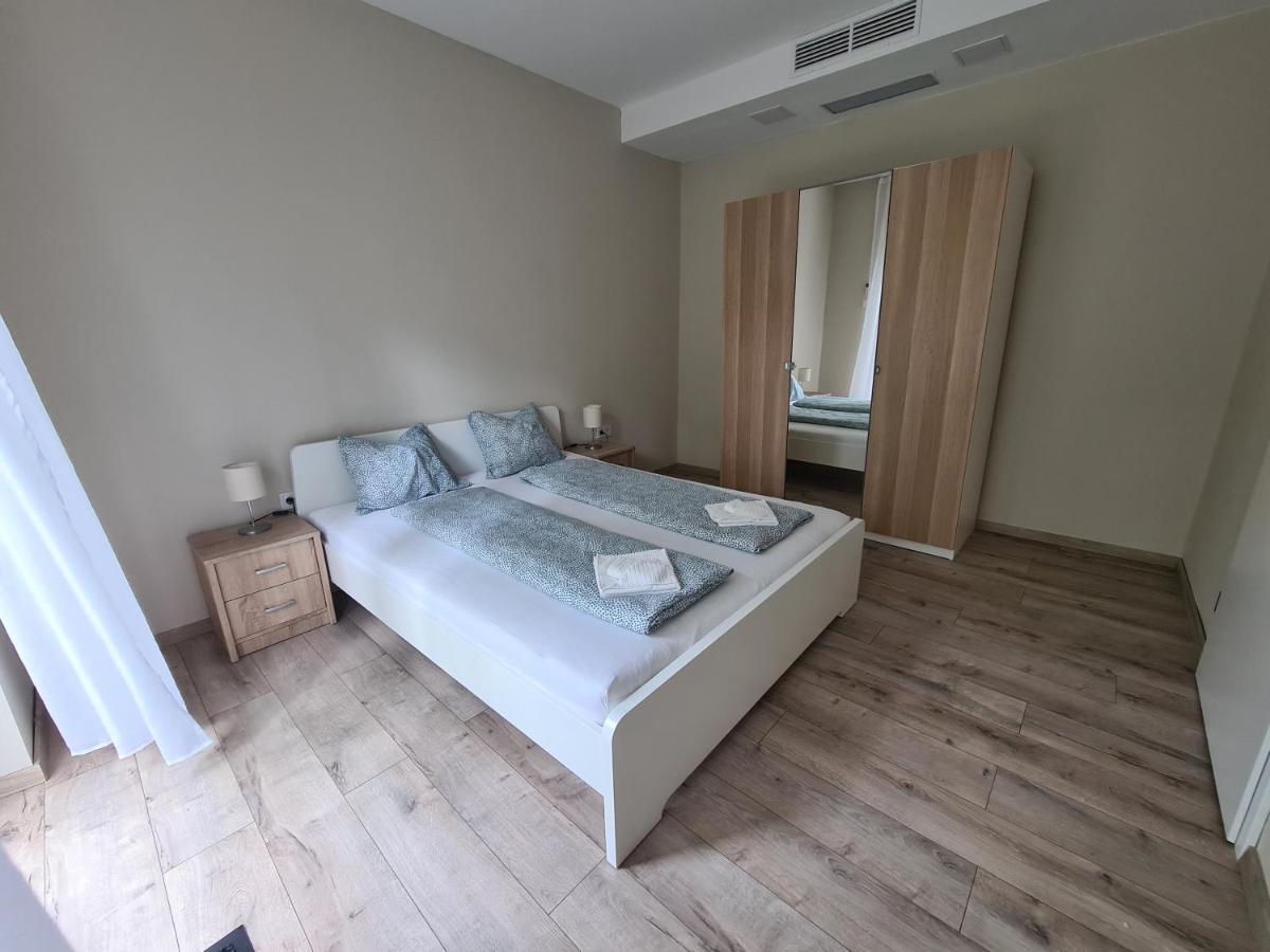 Öt Fenyő Apartmanház Siófok Esterno foto