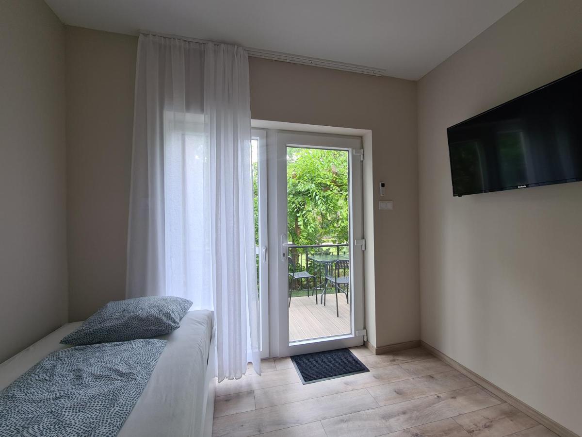 Öt Fenyő Apartmanház Siófok Esterno foto