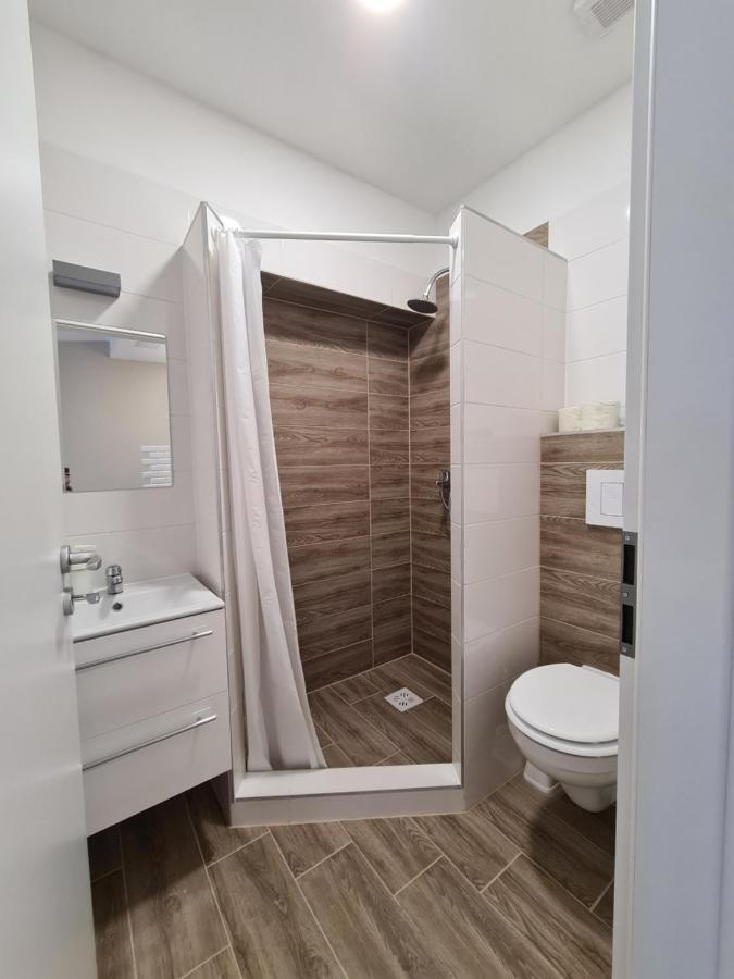 Öt Fenyő Apartmanház Siófok Esterno foto