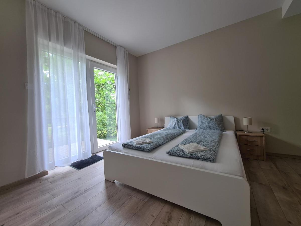 Öt Fenyő Apartmanház Siófok Esterno foto