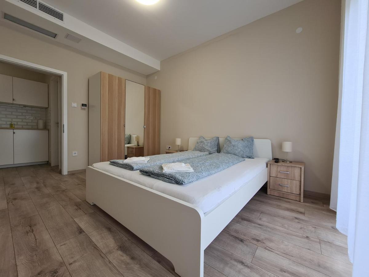 Öt Fenyő Apartmanház Siófok Esterno foto