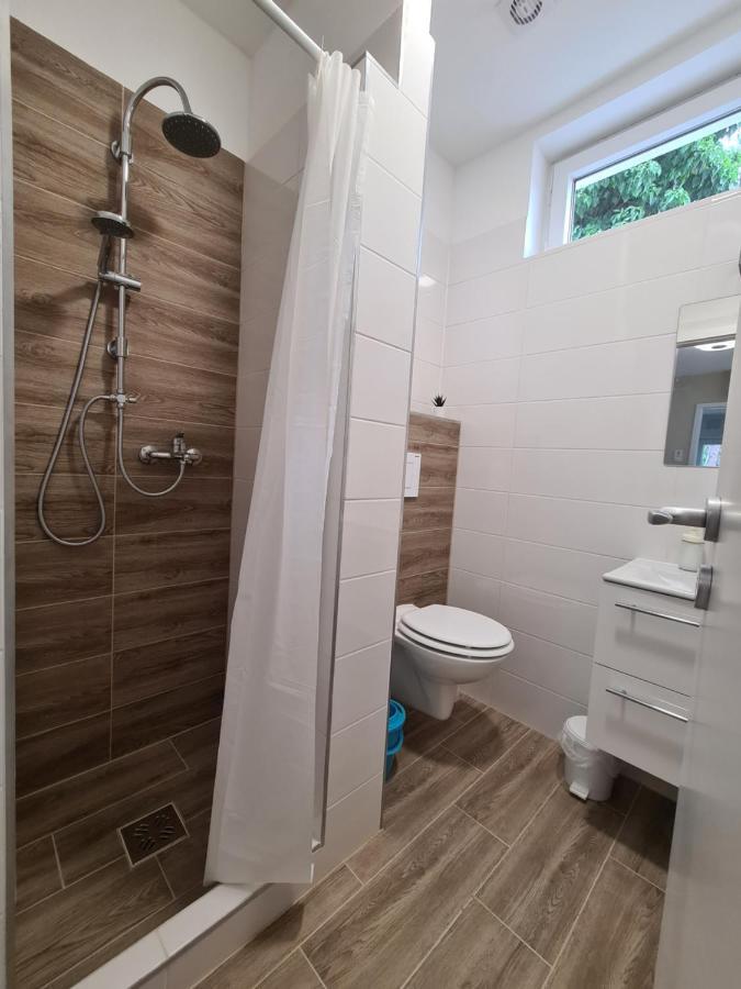Öt Fenyő Apartmanház Siófok Esterno foto