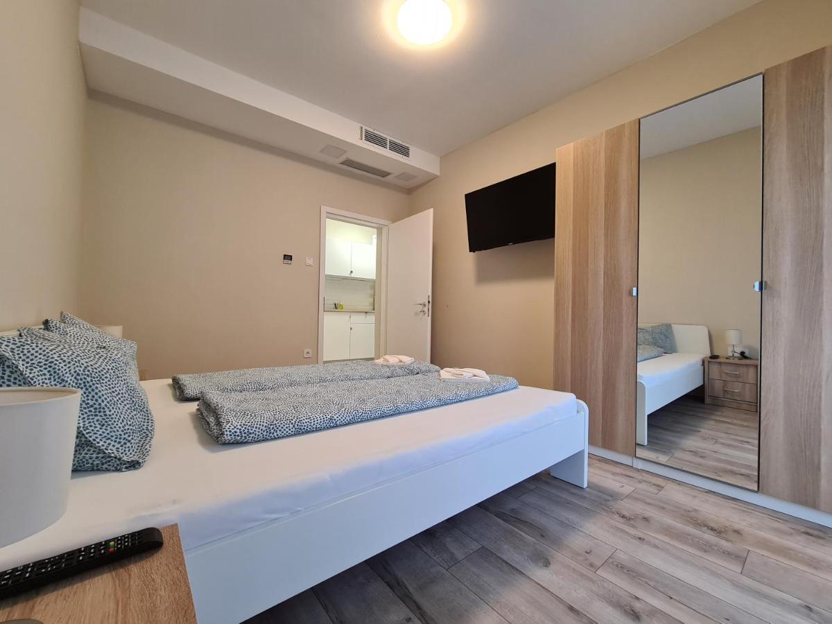 Öt Fenyő Apartmanház Siófok Esterno foto